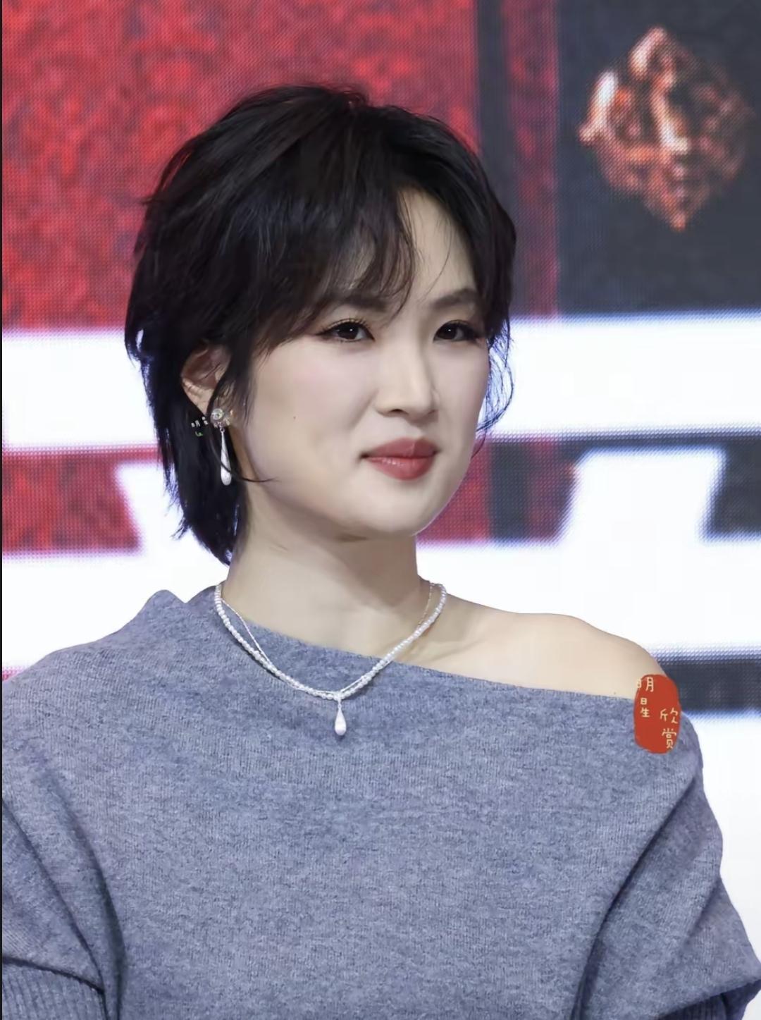 她拍戏时连指甲缝都要按唐朝医工标准做旧，这种事真有人干。
2025年全年，她在北