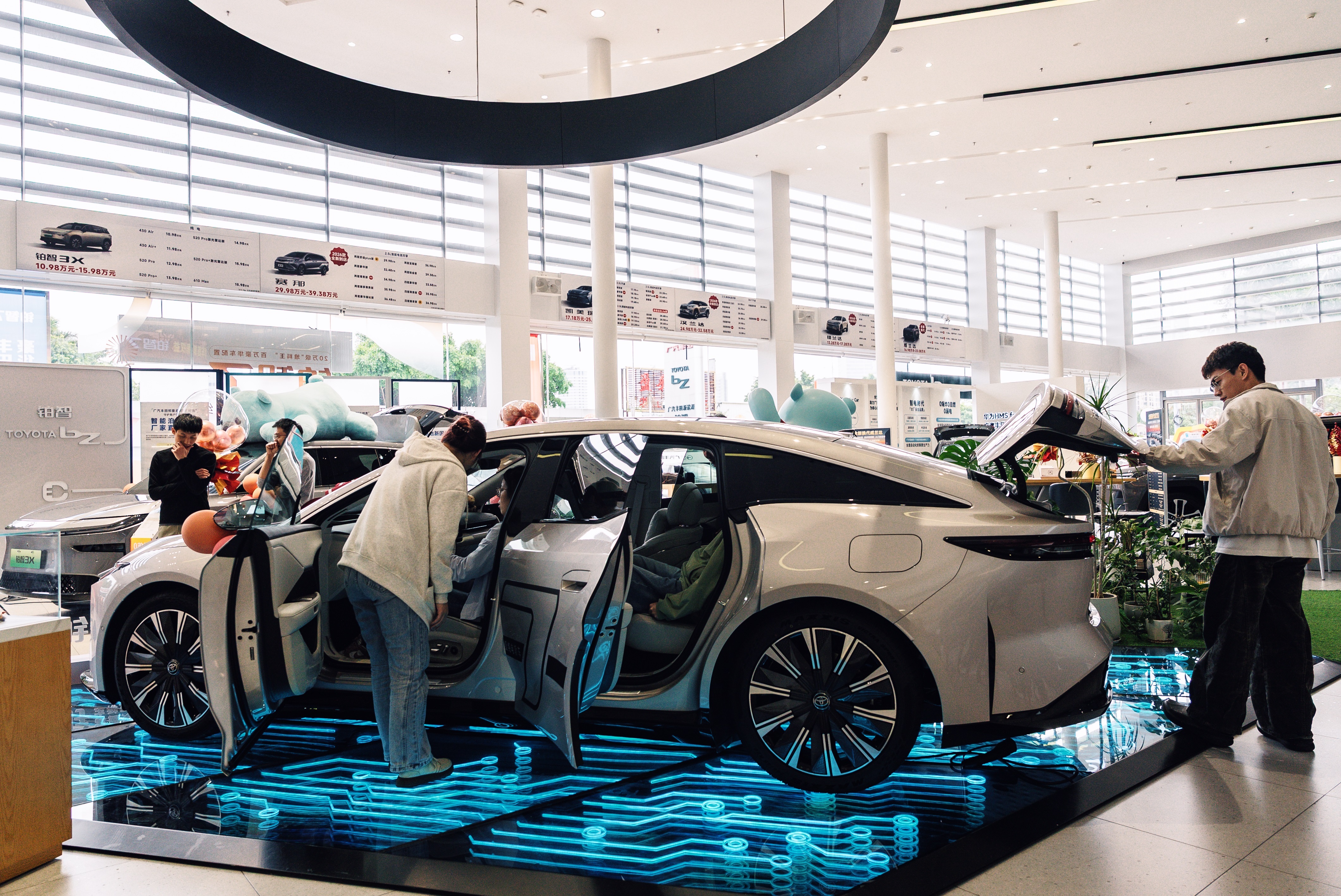 小米官微预祝铂智7上市成功刚刷到广汽丰田和小米汽车的互动，有点意思。广汽丰田预祝