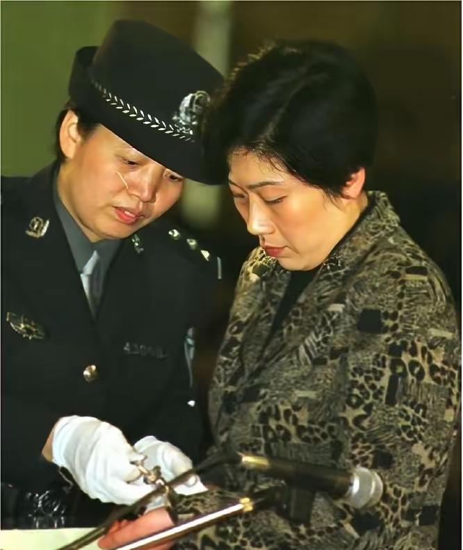 2001年，湖南“女老虎”蒋艳萍被判死刑之后，她还在想尽办法逃脱牢狱之灾，在就她