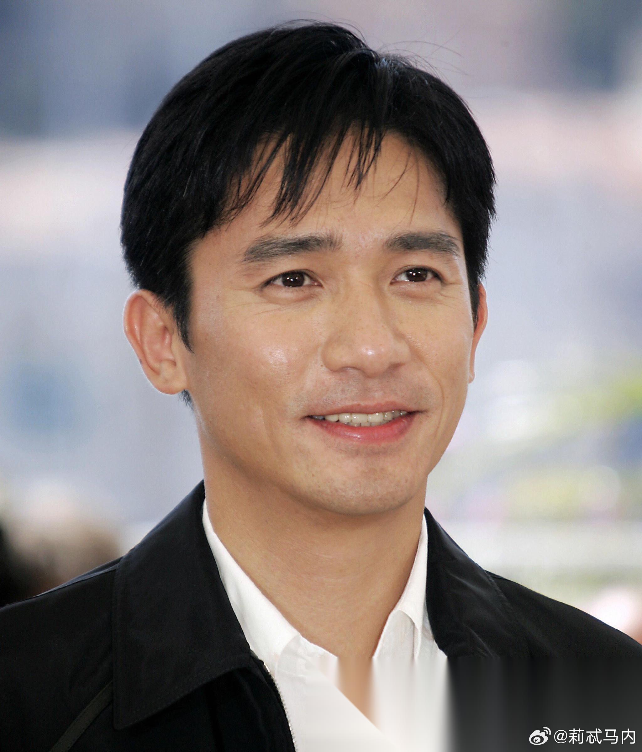 主持人问梁朝伟:“你有没有想过自己当导演？”梁朝伟说:“没有。”主持人不信:“真