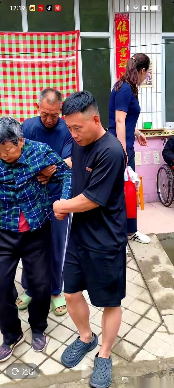 这间冷得像冰窖的屋子里，华强爷爷搓着冻僵的手，看了眼旁边患着脑梗的老伴，眼底全是
