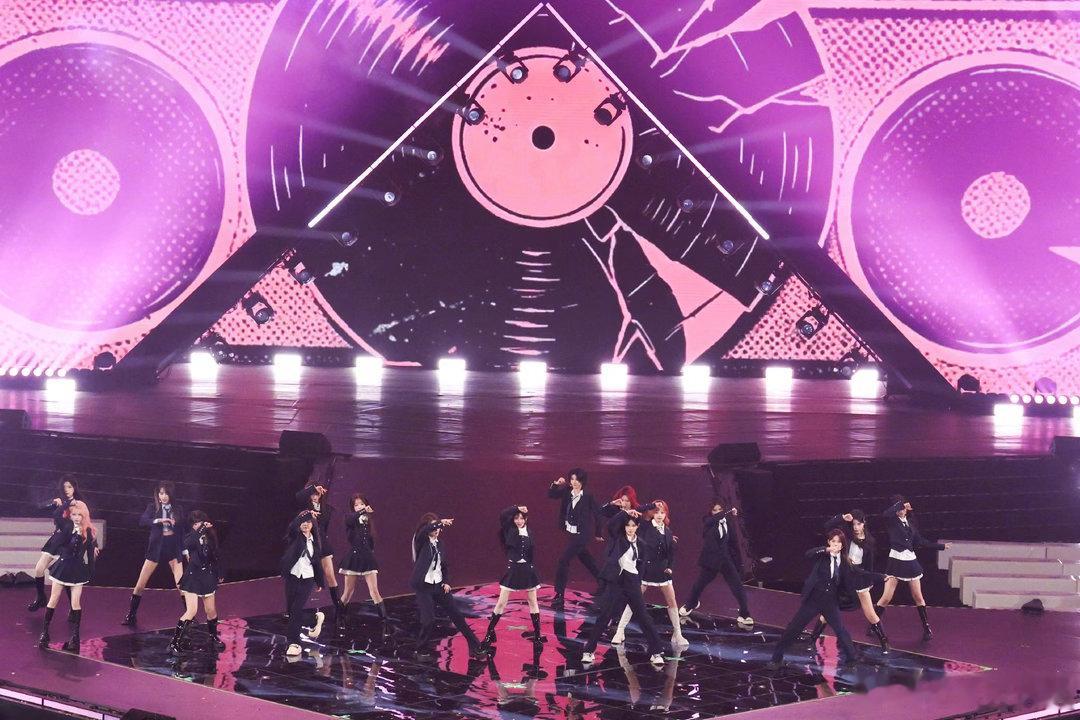 SNH48十三年了、SNH48十三年回忆杀官媒转发十三周年公演舞台进行文化宣传推