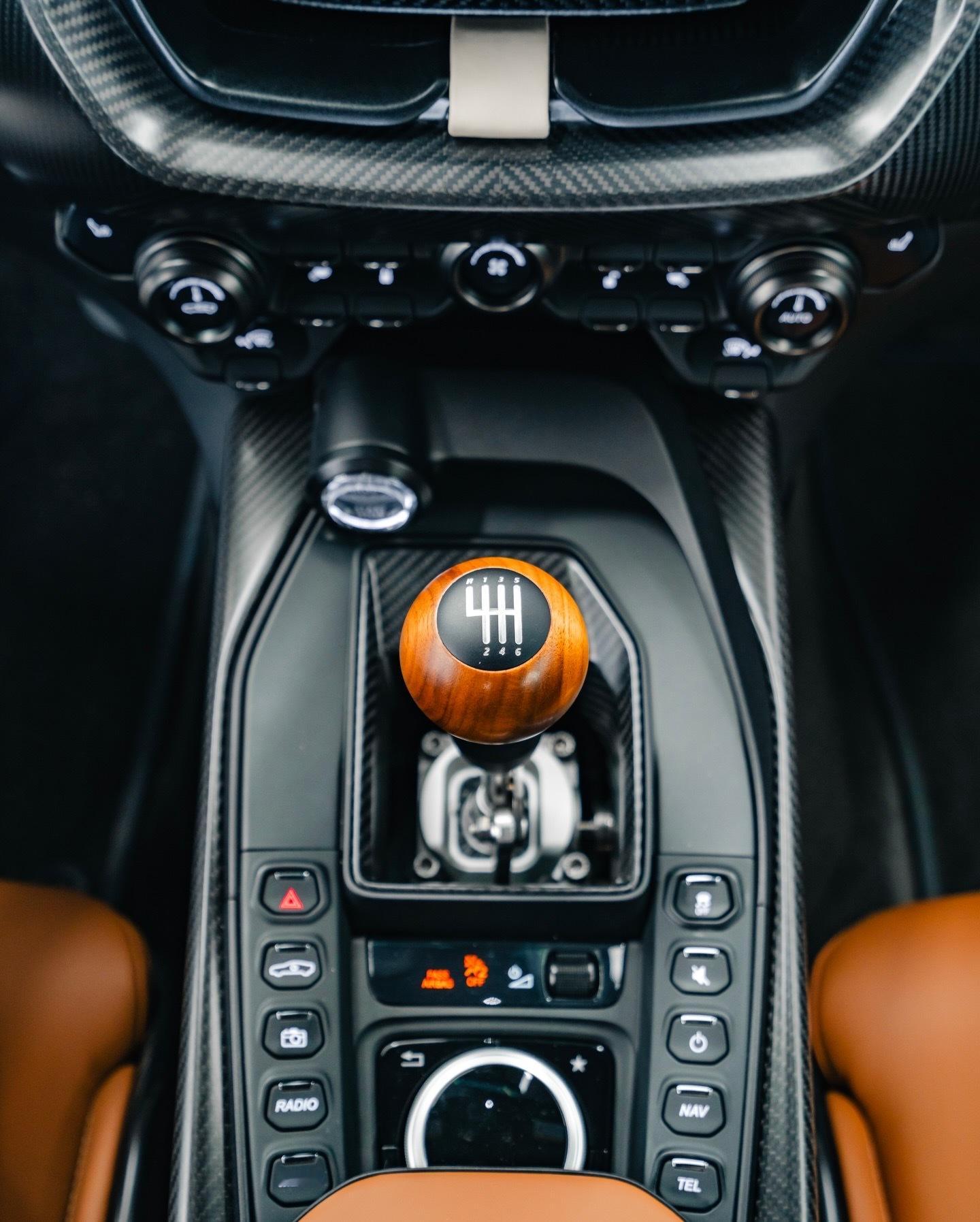 这款阿斯顿·马丁 Valour，是对驾驶黄金时代的无妥协致敬，优雅与狂野的完美结