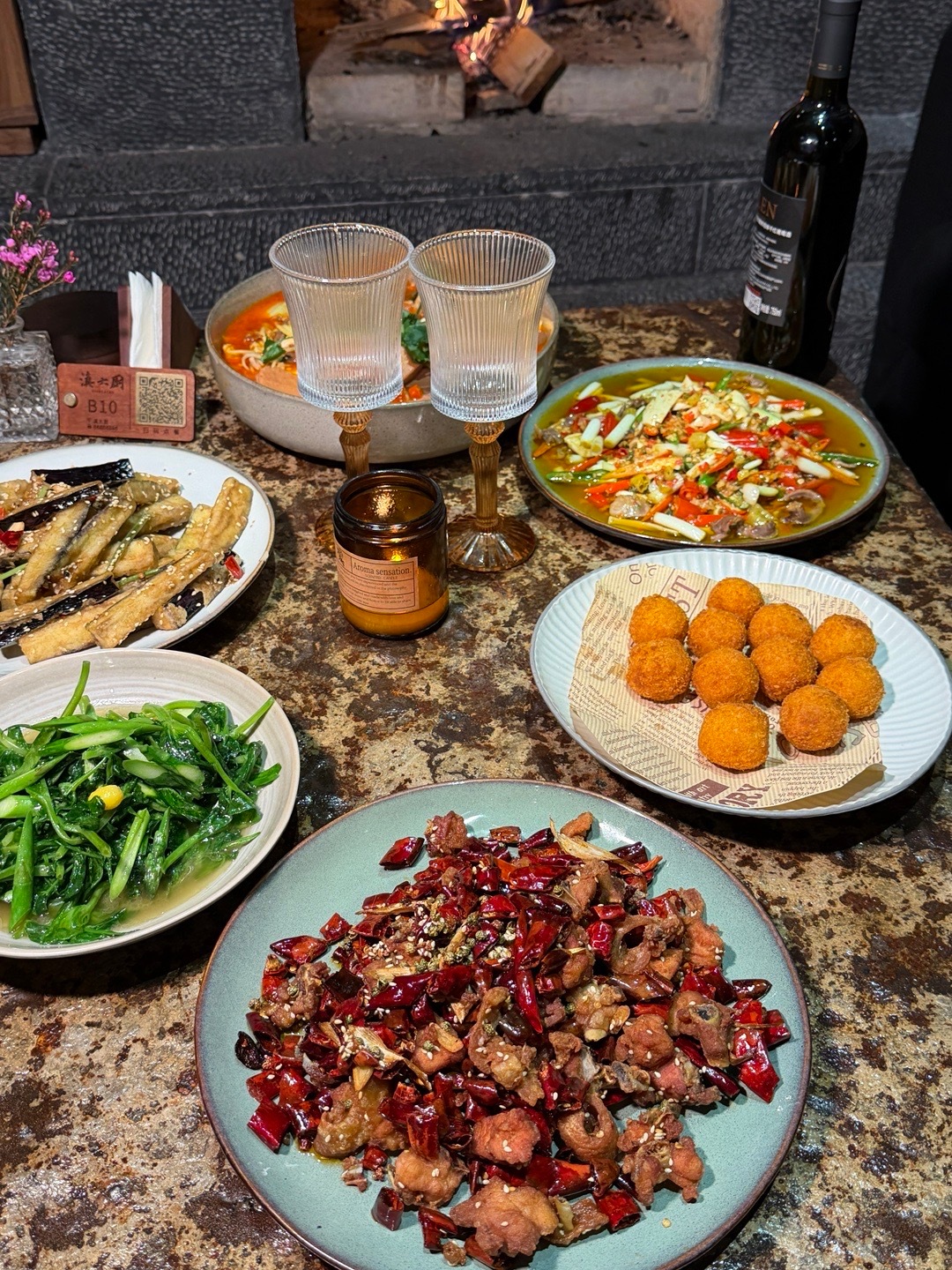 已经连续两天来吃这家啦这几个月吃了四五次了吧 每次都坐二楼的壁炉这儿 