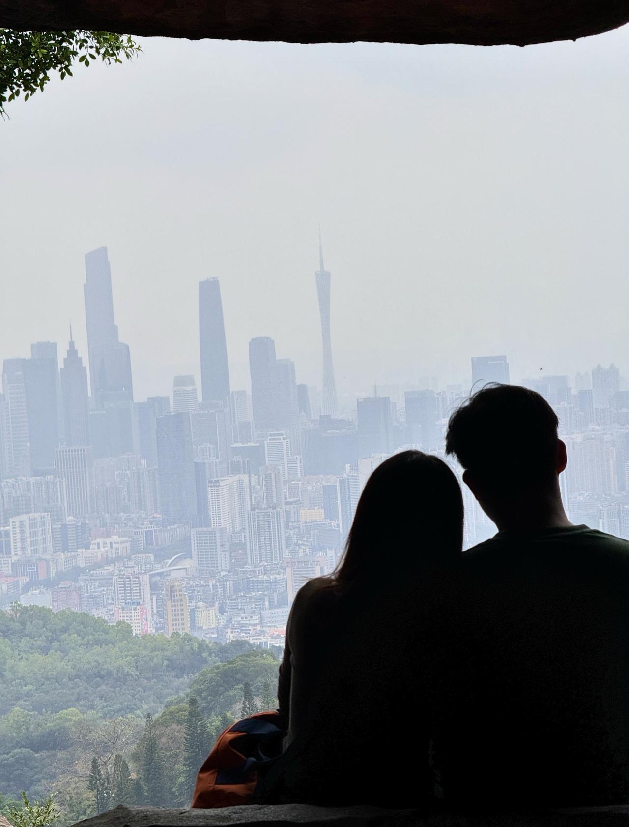 广州｜阴天的白云山山顶
📍广州 
年初八的白云山
来年希望天气好一点啦
缆车上