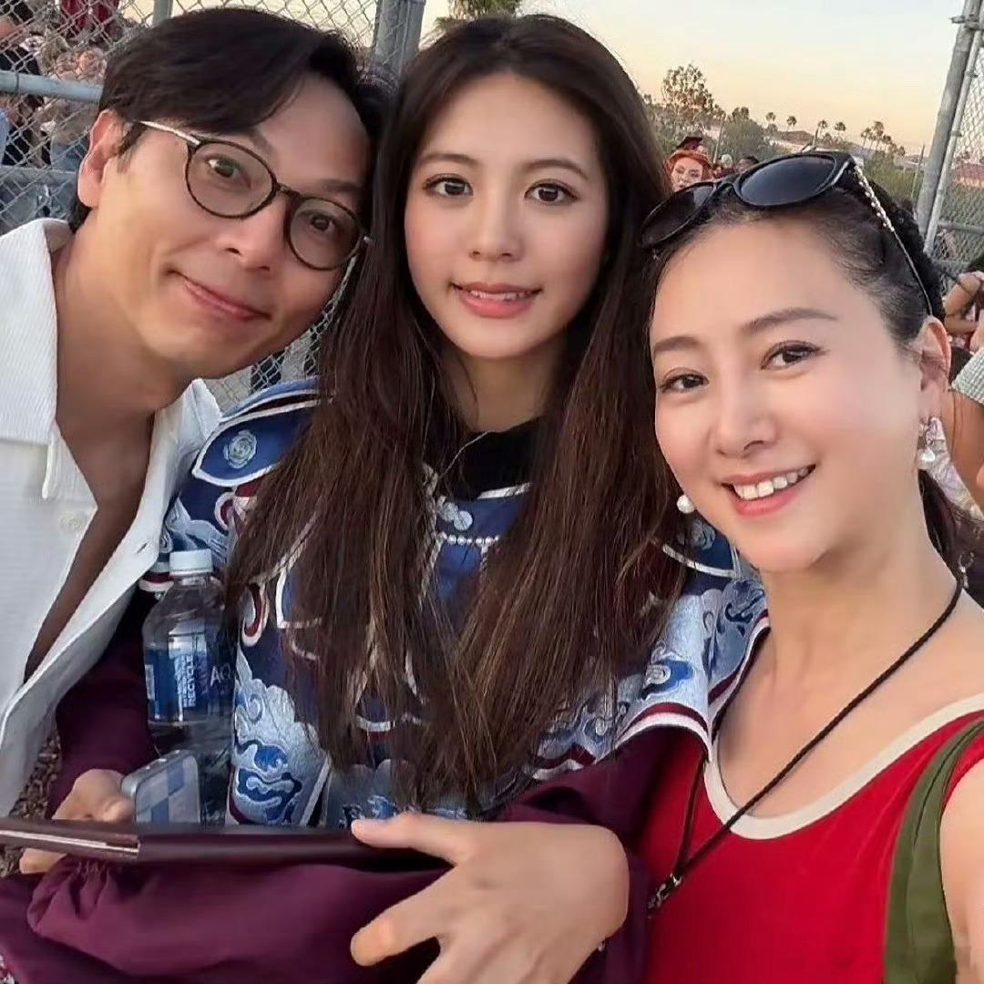 小孩子们是真的都长大了，非遗云肩真好看～翁虹女儿高中毕业