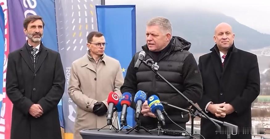 斯洛伐克总理菲科批评欧盟天然气禁令完全是“意识形态上的胡闹”，彻头彻尾的胡闹。