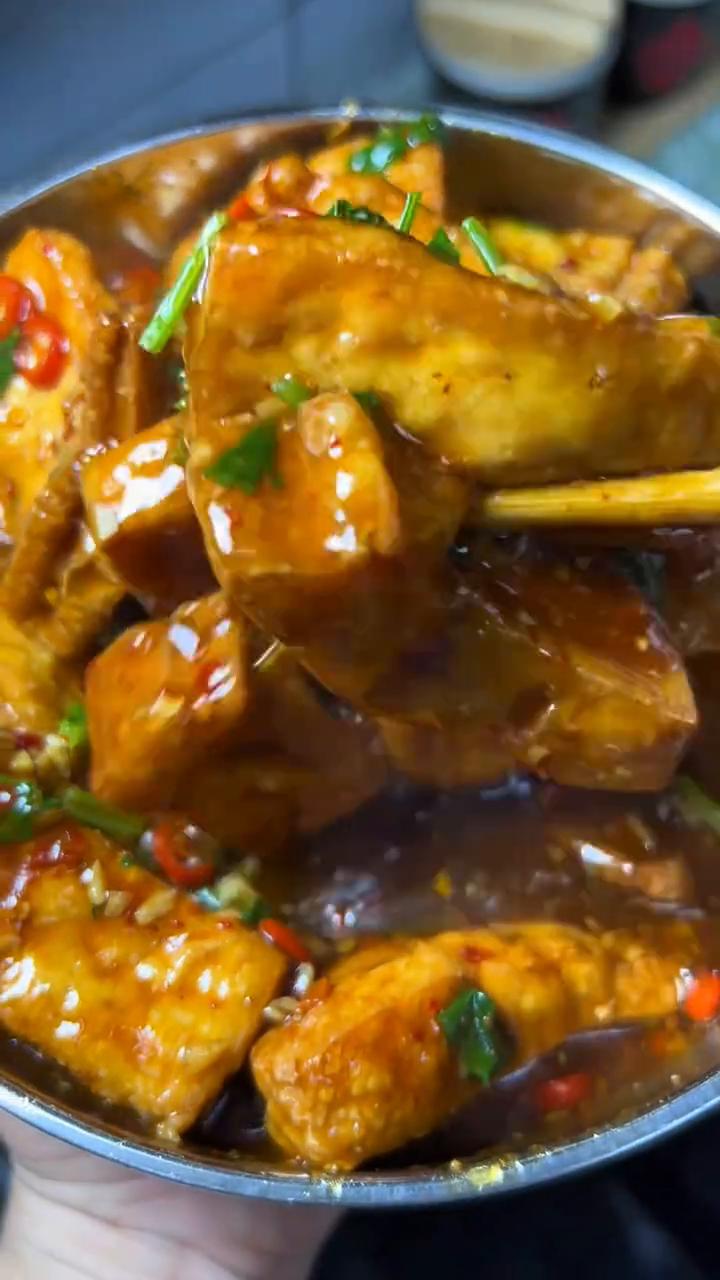 三块钱做出路边摊浇汁豆腐。
·五成油温下入豆腐，等定型翻动，炸金黄捞出。
·碗中