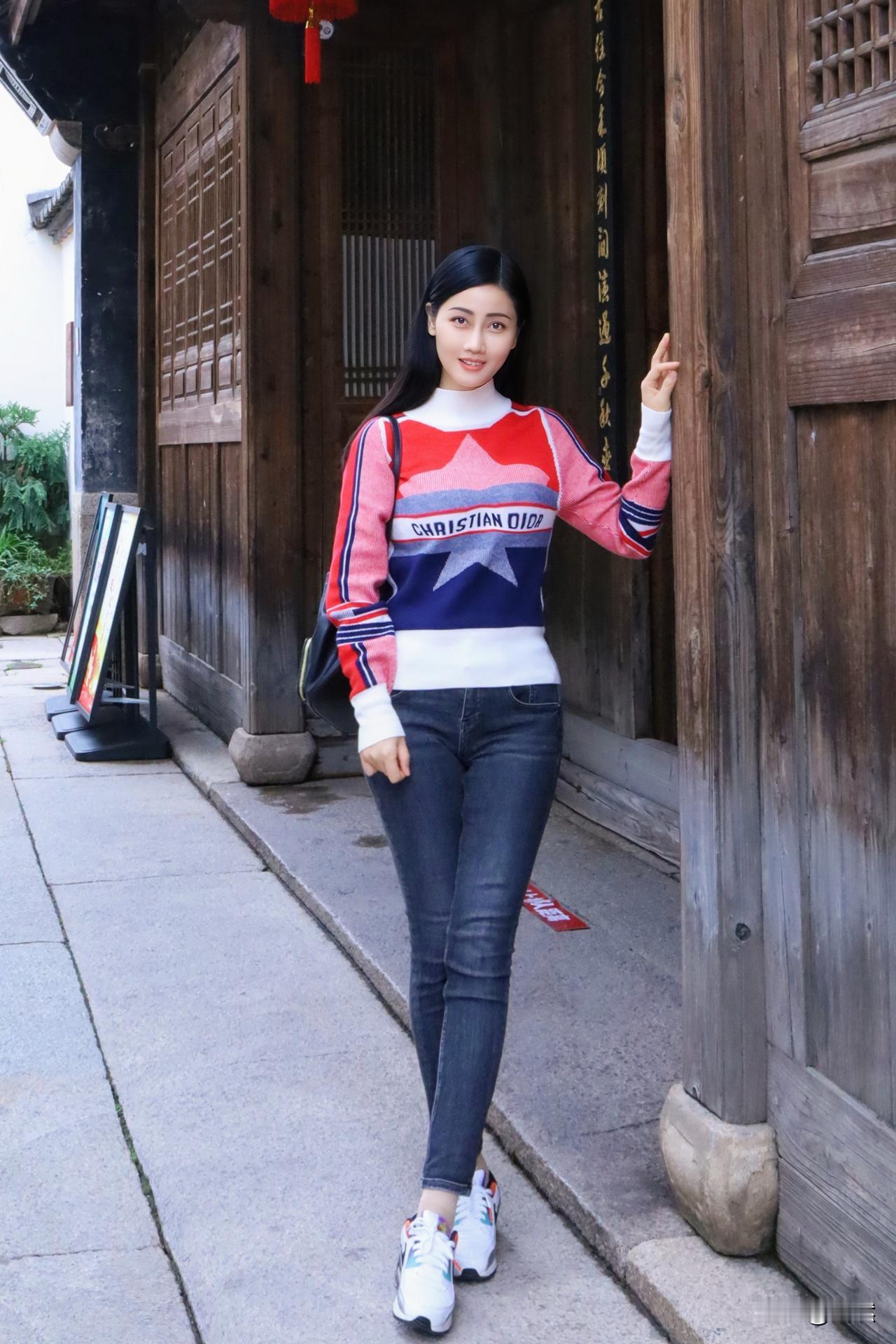 走在福州的三坊七巷，没有行色匆匆的样子，更像午后散步的日常。