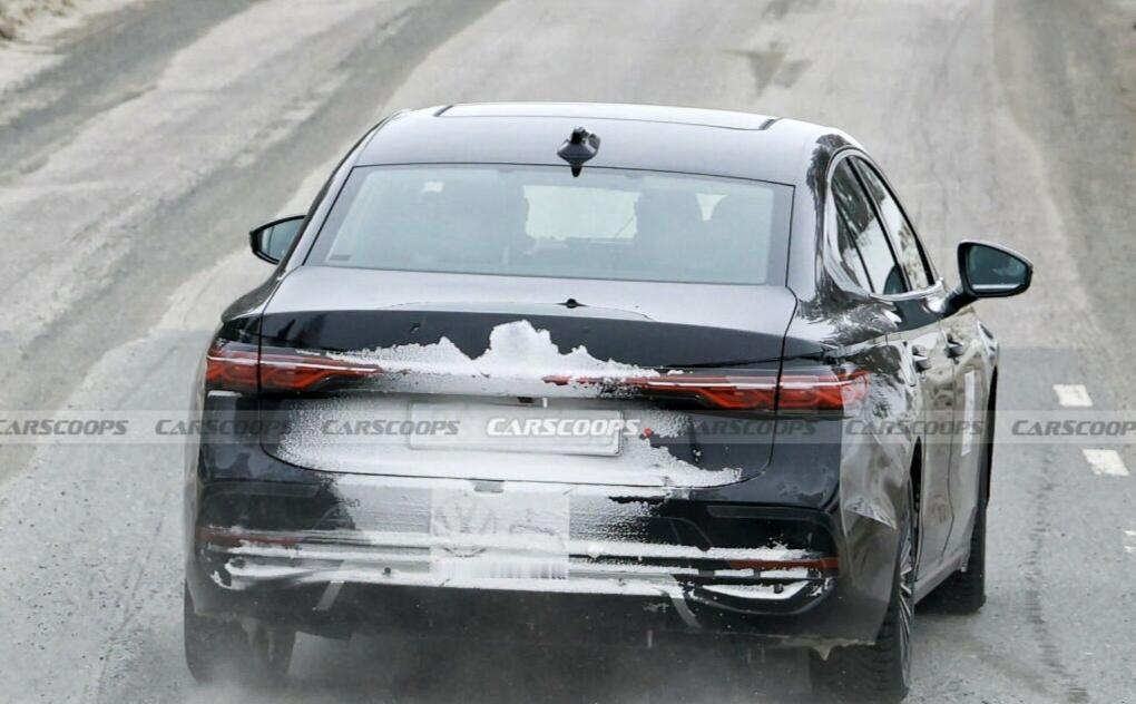 #疑似国产全新帕萨特谍照曝光# 近日，疑似上汽大众全新帕萨特测试车惊现海外。其基