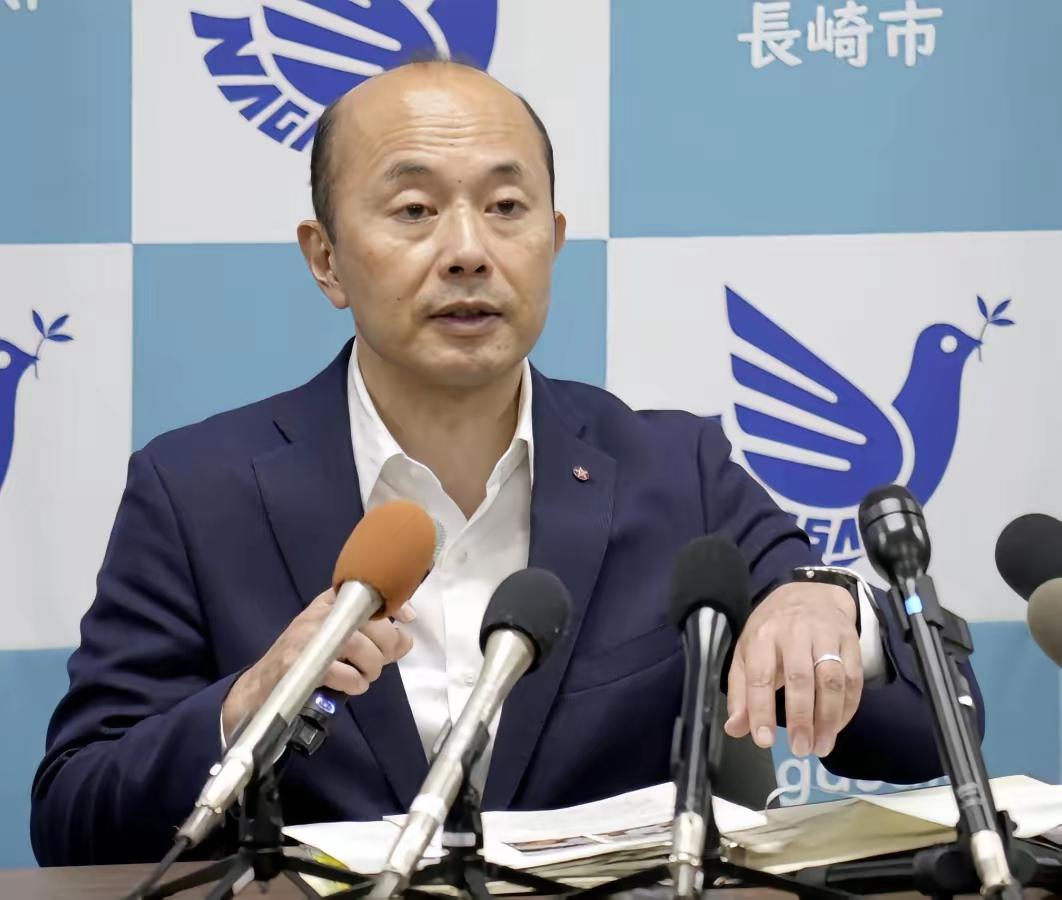 就在刚刚，
​日本“长崎市长”铃木史郎发表声明，
​8月9日，长崎市原子弹爆炸8