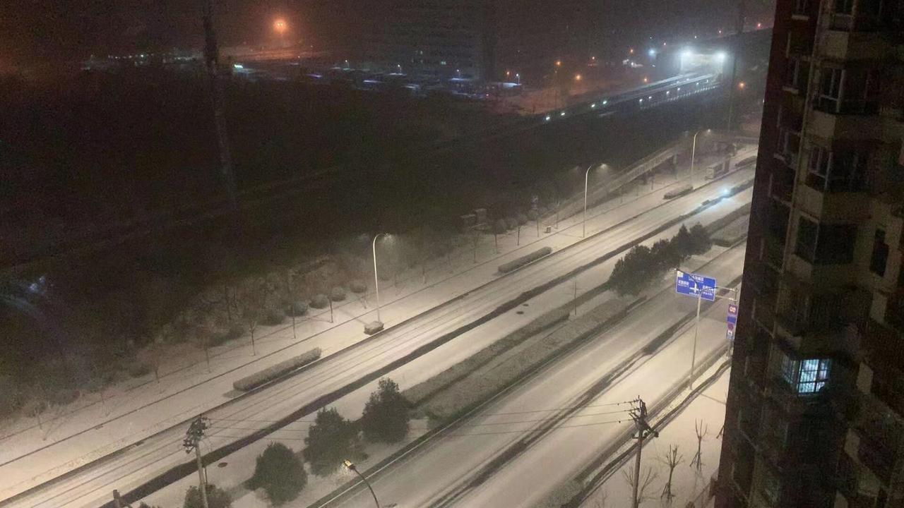 整天唉声叹气真不是啥好事。
古人说“一叹穷三年”，这话有道理。爱叹气的人往往有几