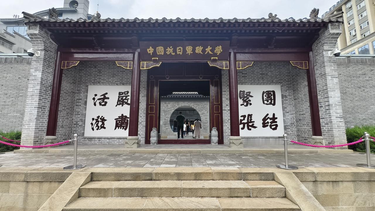 延安红色之行👉抗大旧址

参观抗大旧址，简陋窑洞透出坚毅。校训“团结、紧张、严