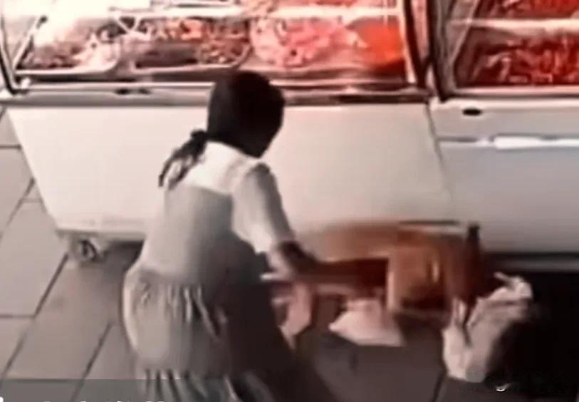 太可怕了，恶犬突然攻击幼儿撕咬，狠打也不松口看了太揪心，强烈建议养狗拴绳或圈养。