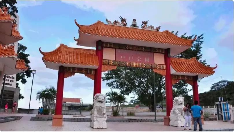 巴拿马运河入口处一牌坊，被野蛮拆除了，它可是一件大事，因为这是一个地标建筑，是为