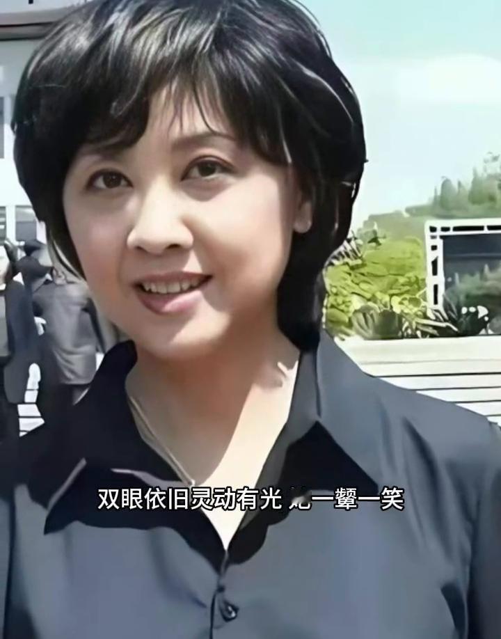 72岁的朱琳活成了岁月之外的风景，脸上不见风霜痕迹，丰腴身姿更添韵味，双眼依旧灵
