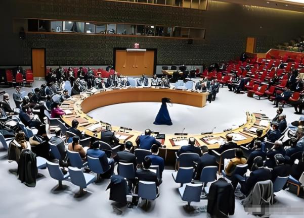 俄罗斯这次在联合国，算是把桌子彻底掀了。指着鼻子问美国：“谁封你当的‘世界法官’