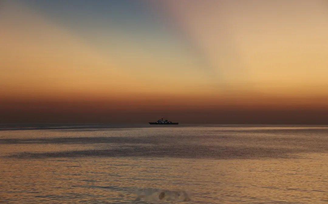 大美海疆碧海之上，西沙群岛如散落的玉珠！每一缕拂过礁盘的海风，每一寸潜于水下的珊