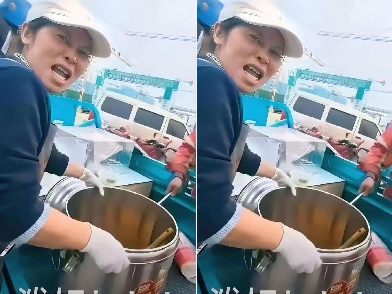 太坏了这“倒饭姐”！
以为倒掉别人的平价盒饭，
就能守住高价生意一家独大，算盘打