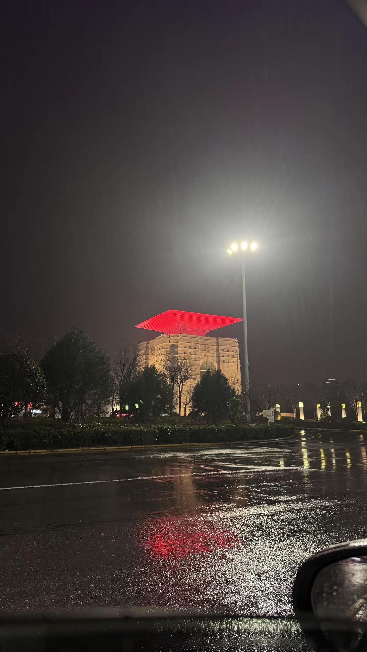 送子上学 儿子都大二了，我还是没能习惯每一次分开。在家时他总记得给我选好吃的饭，