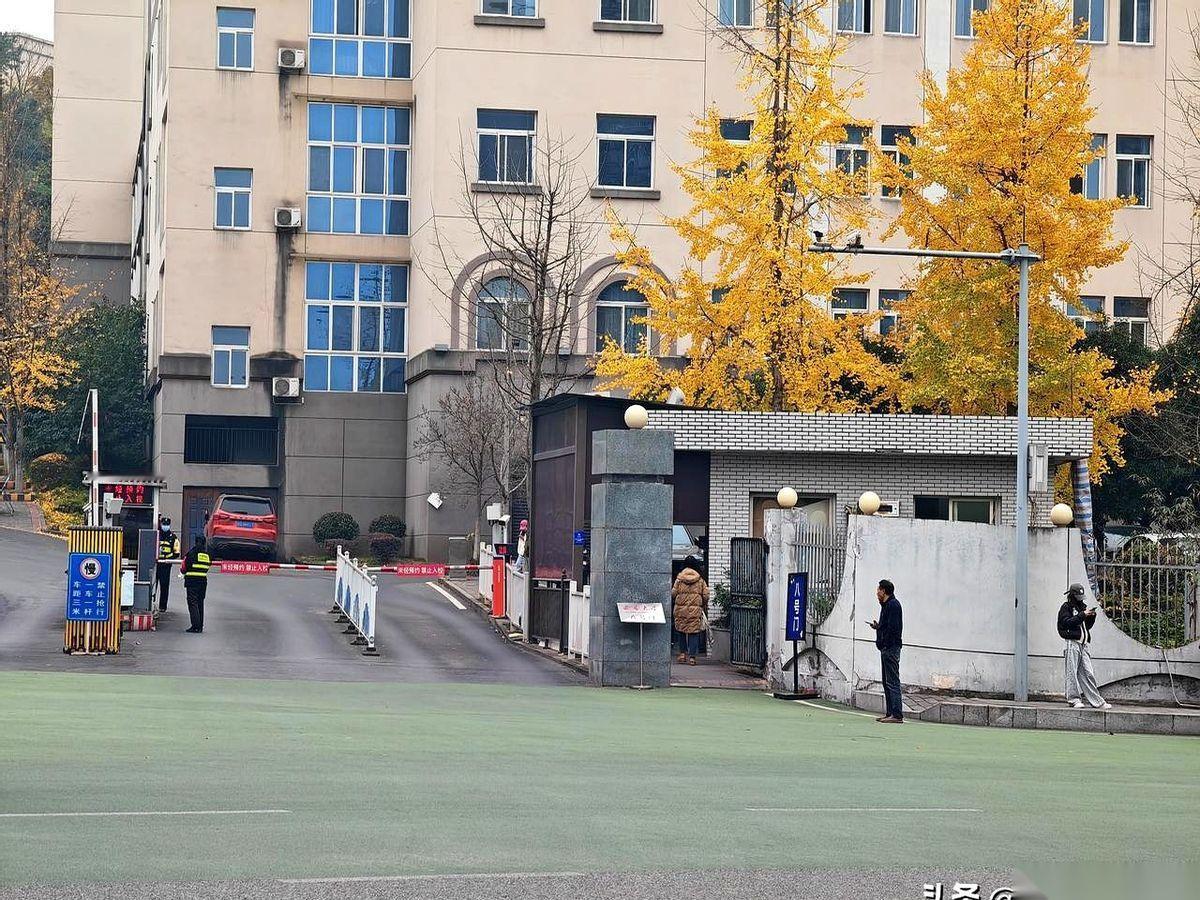 西南大学十几个校门，第一次去的朋友，导航都能给你干懵圈。
我以前也纳闷，一个大学