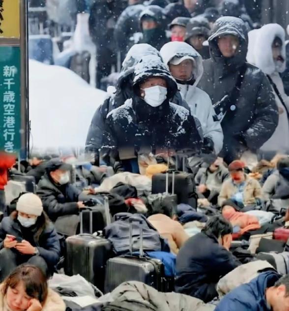 令人哭笑不得！日本北海道数千中国游客大雪滞留机场，高喊“国家包机接回”，把大使馆