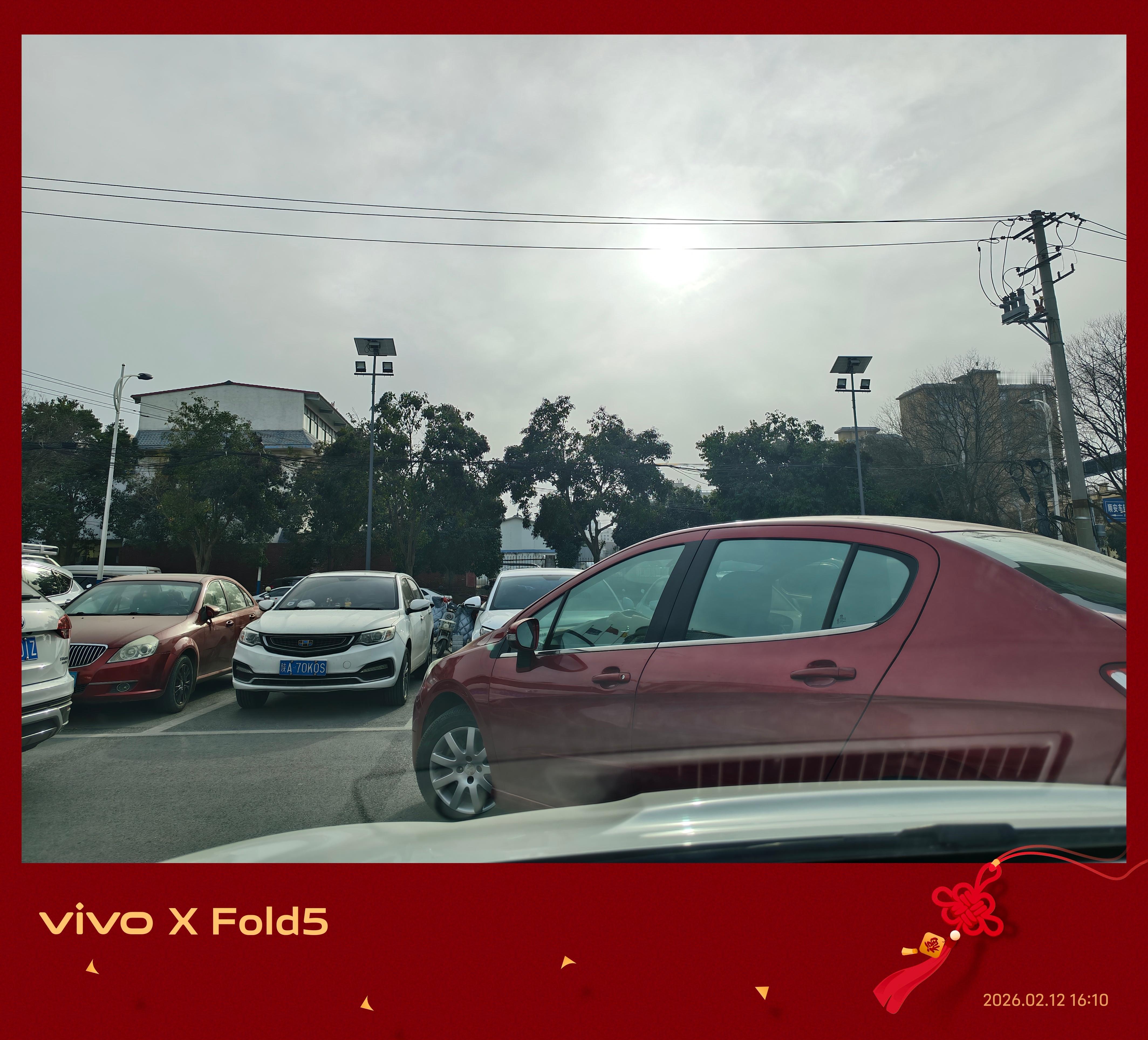 来买年货的人真多 