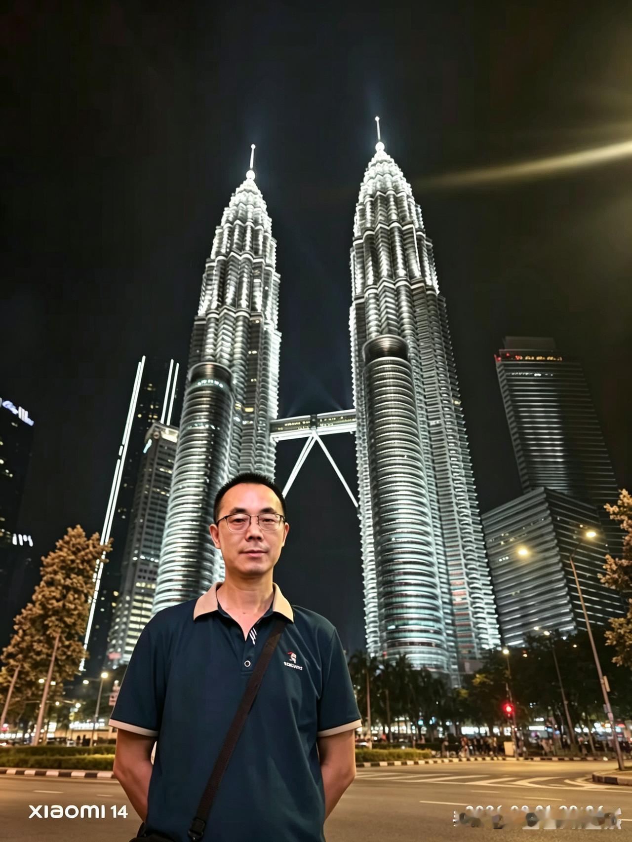 奔赴异国夜色，在繁华灯火里，寻一份内心的从容。
吉隆坡双子塔 马来西亚之旅 中年