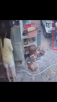 一女子在街边吃烤串
吃完烤串以后
随手就把烤串签子朝路间扔去
这时候正好有一男子