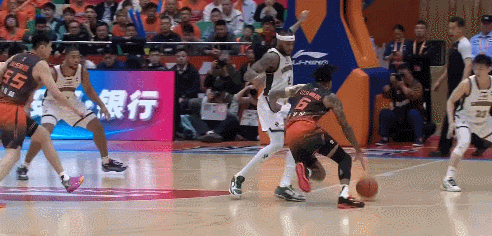 山东男篮vs辽宁男篮 上半场剩下不到3分钟，山东男篮还是一个三分没进，唯一一球踩