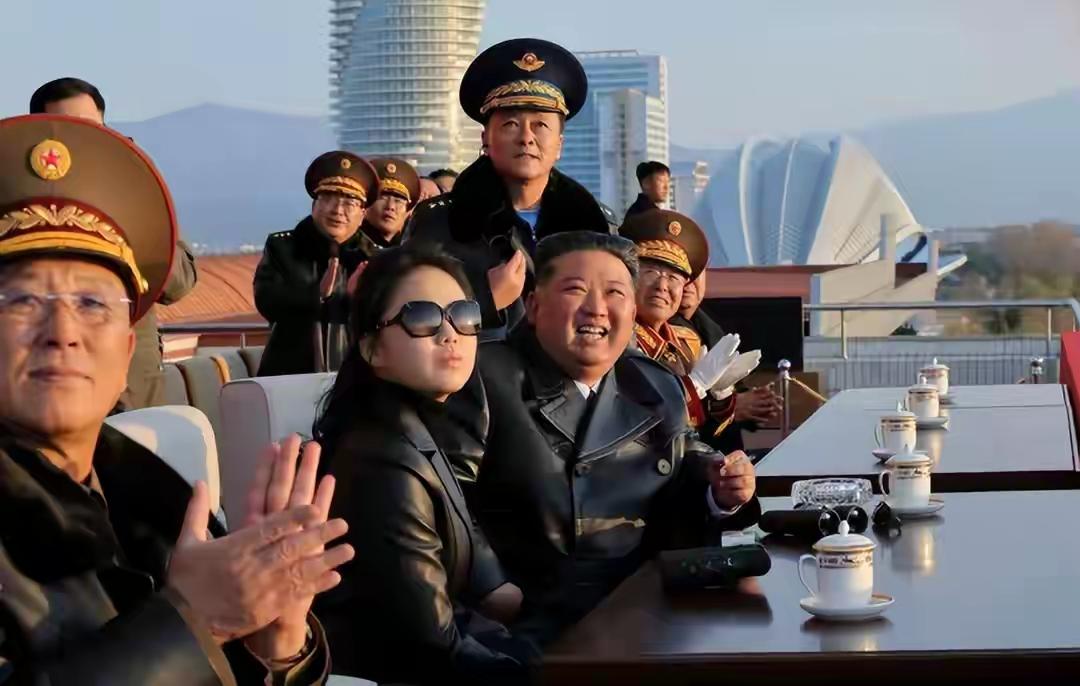 金正恩笑得很幸福，他的爱女气质越来越好了，富养的女儿透着高贵。