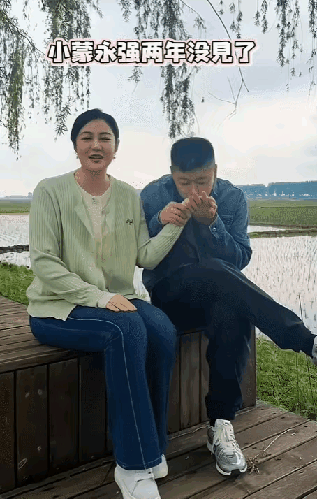 乡村爱情20年名场面，谢永强当众偷亲王小蒙太有梗。贺树峰拍视频时突然拉住毕畅的手
