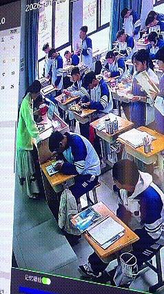 你见过最暖心的师生关系是什么样？
贵州这位老师低血糖快晕倒了，第一反应居然是怕吓