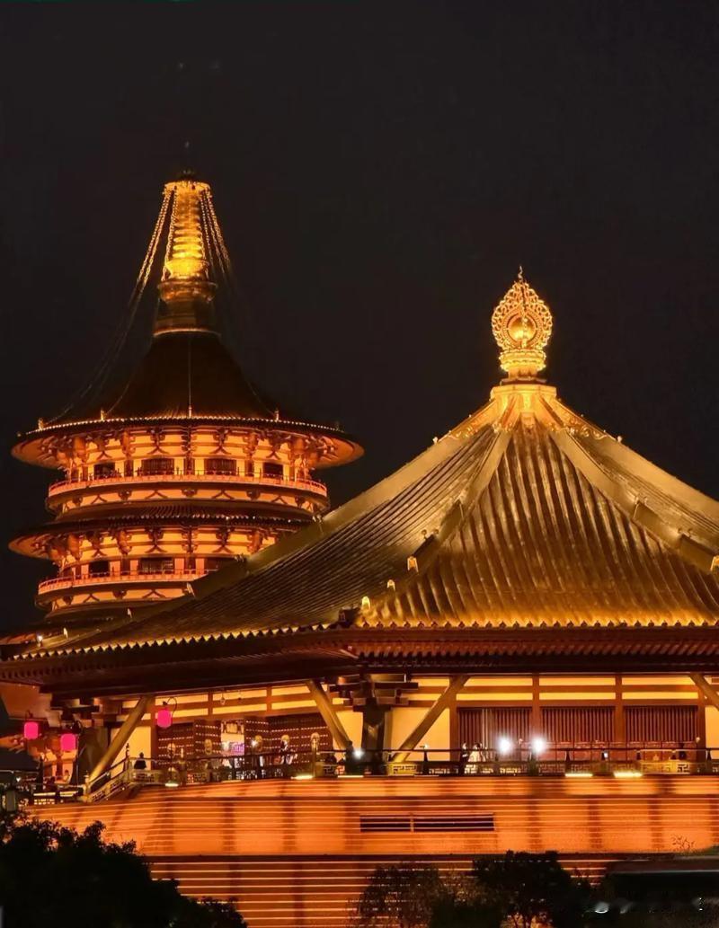 很多人都误会，洛阳明堂、天堂是武则天为薛怀义修的。
其实从头到尾，都是她为自己称