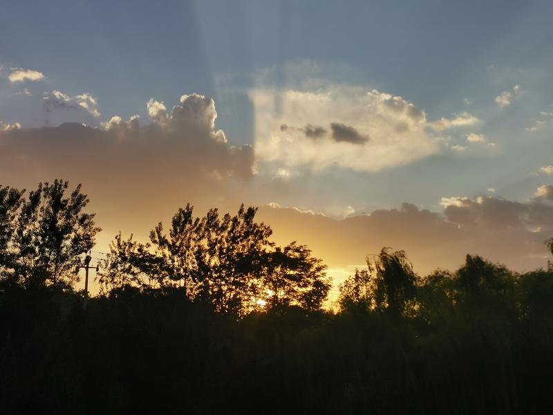 在快节奏生活里，谁不想被治愈系风景狠狠治愈一把？
晨曦中的湖畔就超绝。清晨湖面似