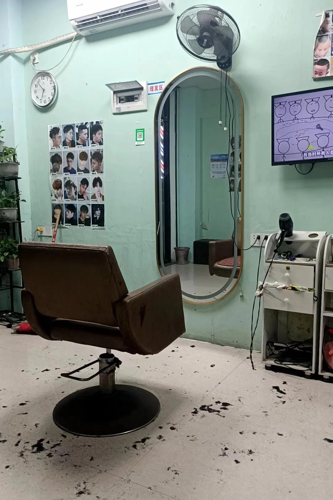 昨天晚饭后，去理发店理发，跟女老板聊天，听她诉苦说：
从早上9点守到了晚上7点，