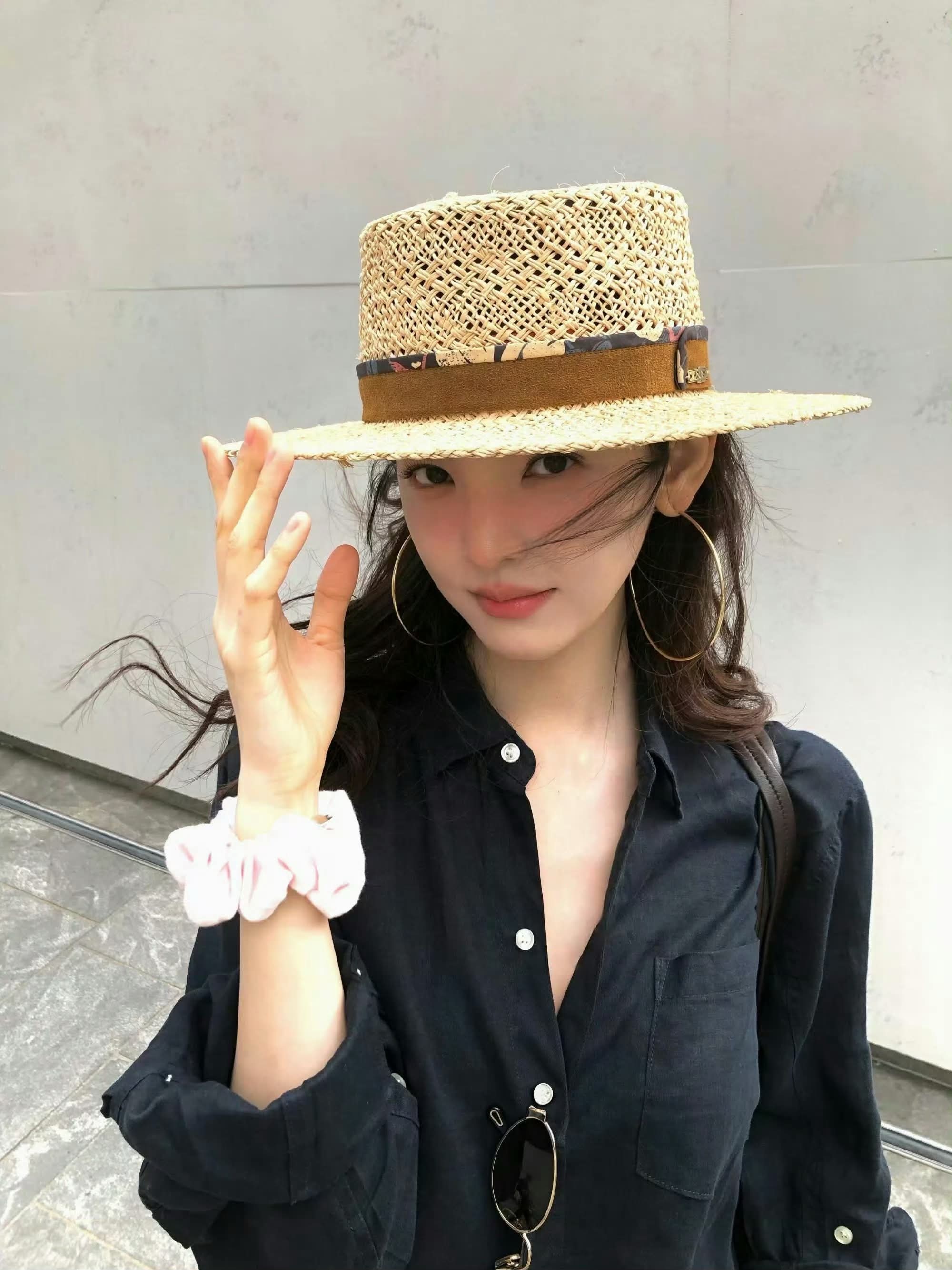 温俊谁让你牵章若楠的 章若楠落地签完全审美积累来的！此女简直营业的神啊 楠楠粉丝