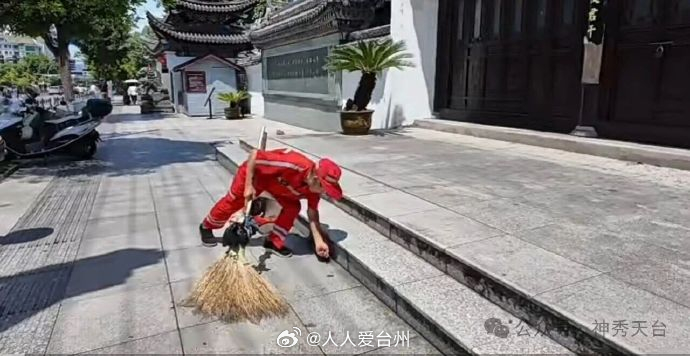 台州这位环卫工把干净名片递到游客手里 入夏高温时段，天台1300多名环卫工人坚守