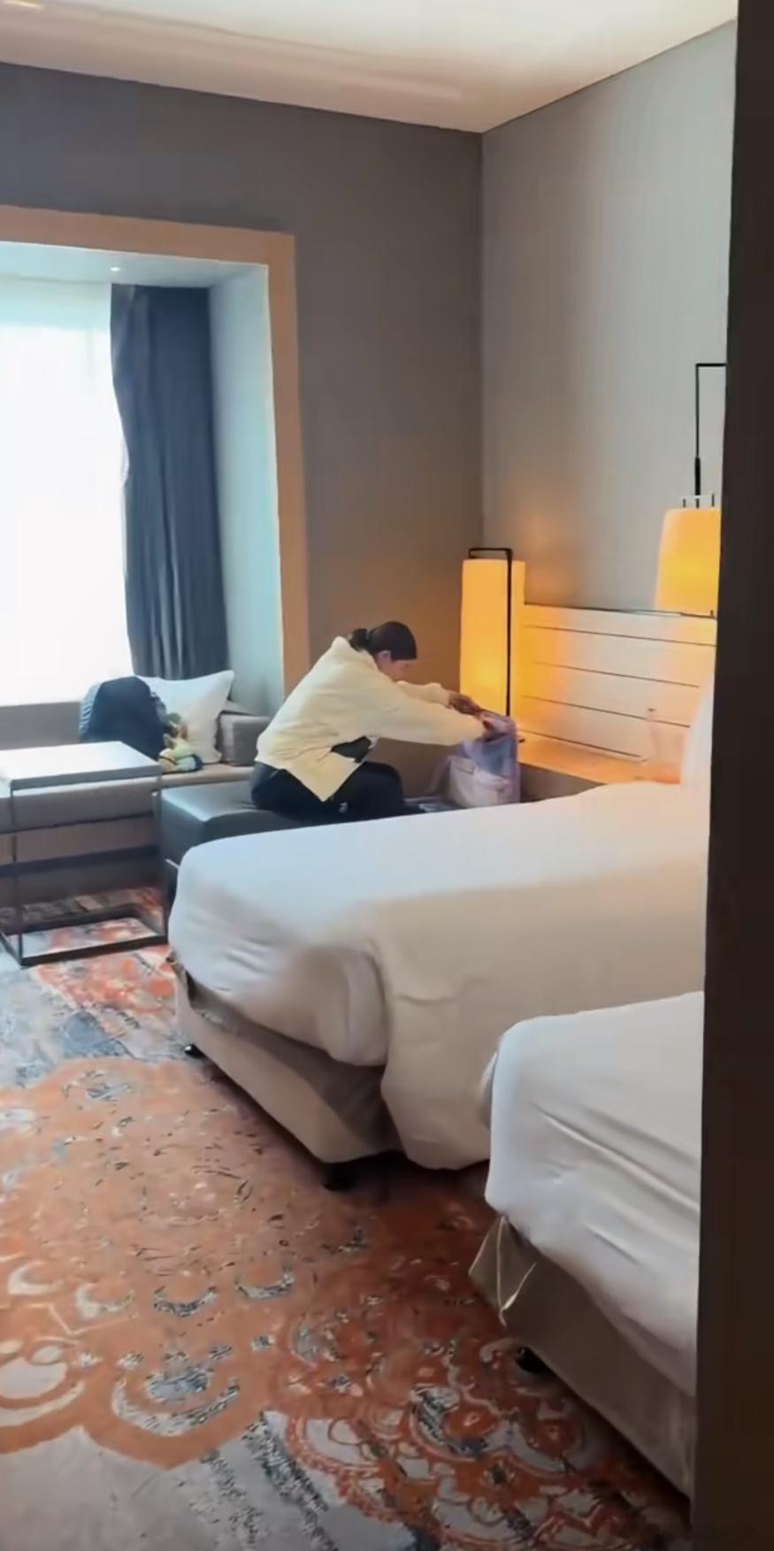 诶双床房也是有的呀中国香港队就住到双床房了（杜凯琹和她教练）怎么国乒就是大床房[