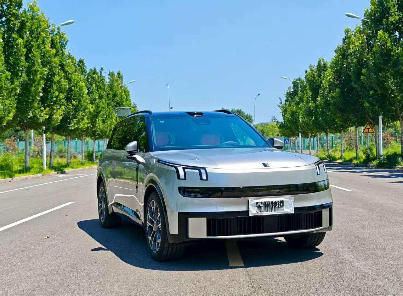 公司来了一台新车，光这座椅我们就玩了一个多小时。