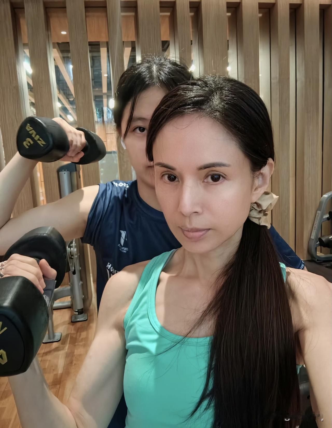 李若彤在健身方面一向很卷，16岁的外甥女在她的影响下也开始加入健身行列。