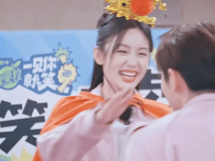 第一次见剧宣女主骑着男主走了 笑不活了！第一次见剧宣女主骑着男主跑的，周也丞磊这