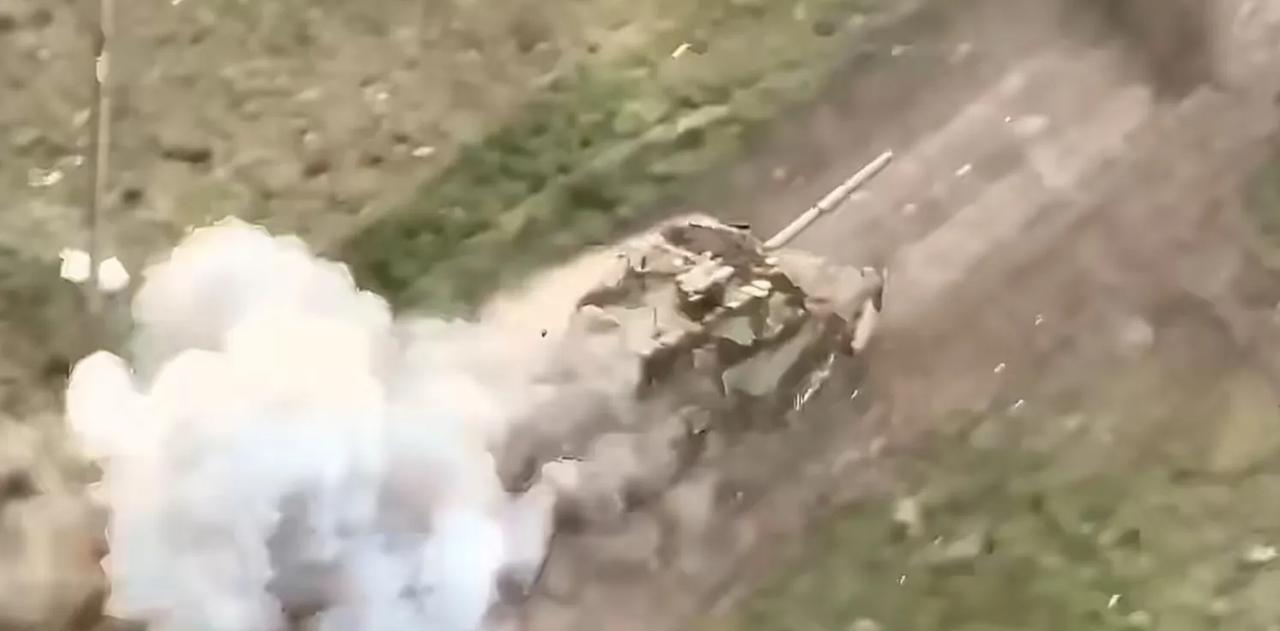 一辆俄军T-90M主战坦克在战场上连续遭到乌军3架FPV和一枚RPG火箭弹攻击，