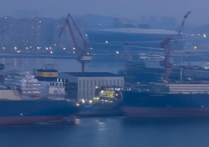 网传这是004工地，灯火通明，三班倒连续7x24小时施工！
 
有人问，过春节不