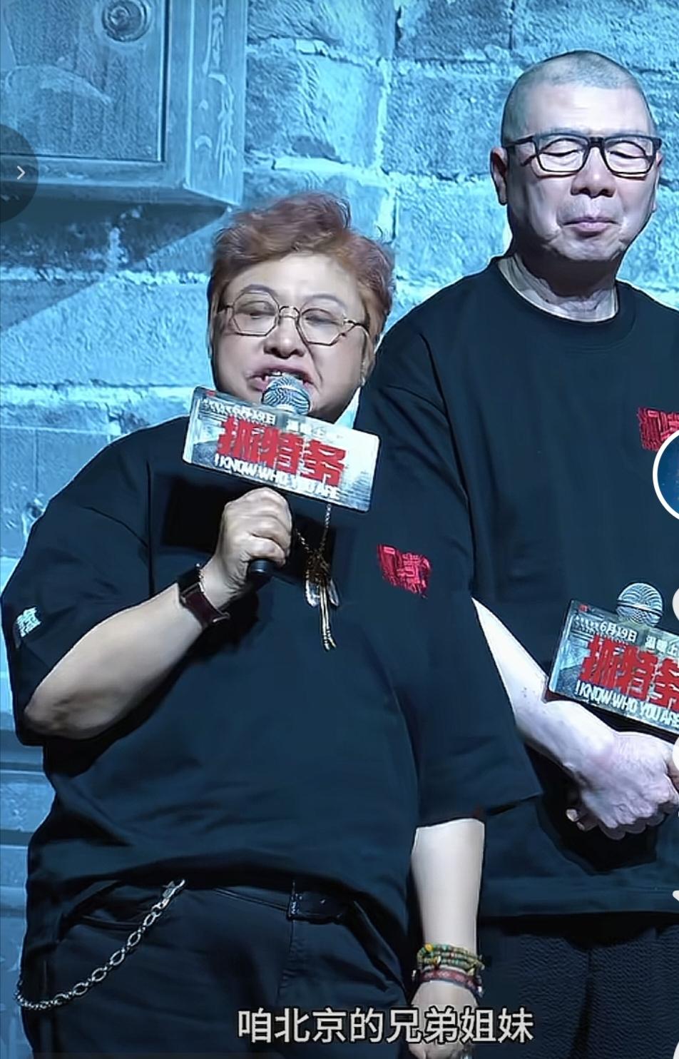 韩红，咱能不能让冯小刚走个面，让北京的兄弟姐妹看场免费的电影？
韩红，能不能走个