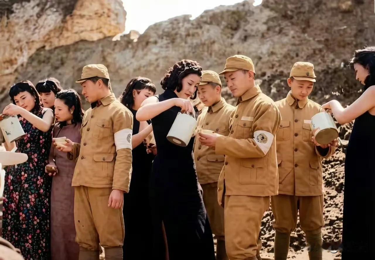 1941年，华北沦陷区那几个打扮得花枝招展给侵华鬼子端茶送水的“女汉奸”，真是令