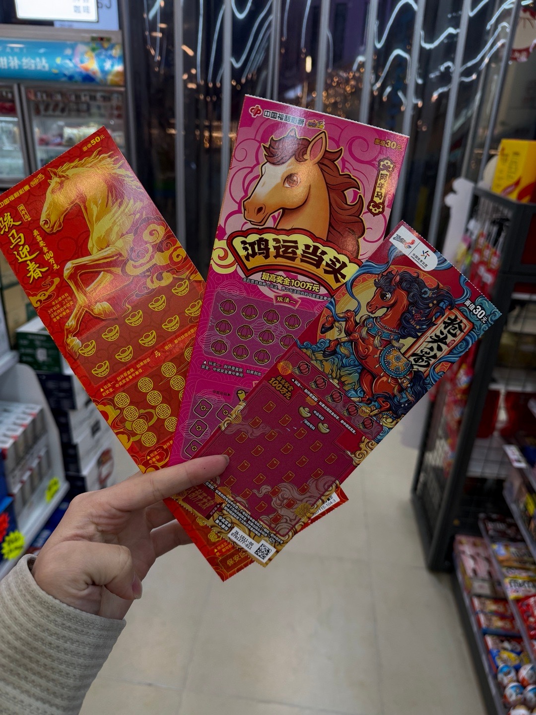 我刚才看别人中了100也买了3张！开刮！男子刮刮乐中100万旁边大哥羡慕了
