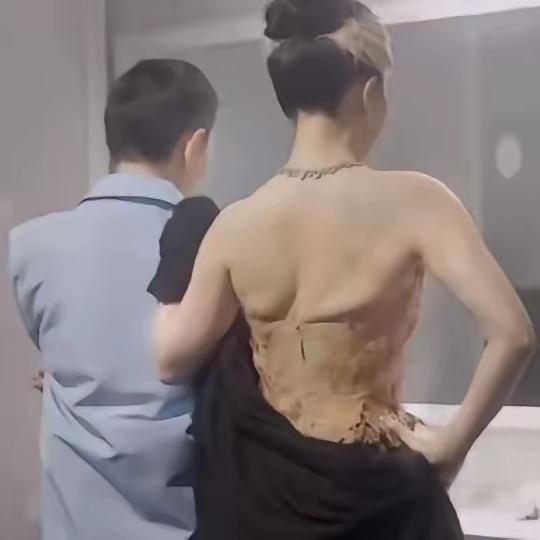 一张无修生图，
直接把刘亦菲的背部推上热搜，
不少人拿着放大的画面挑体态毛病。