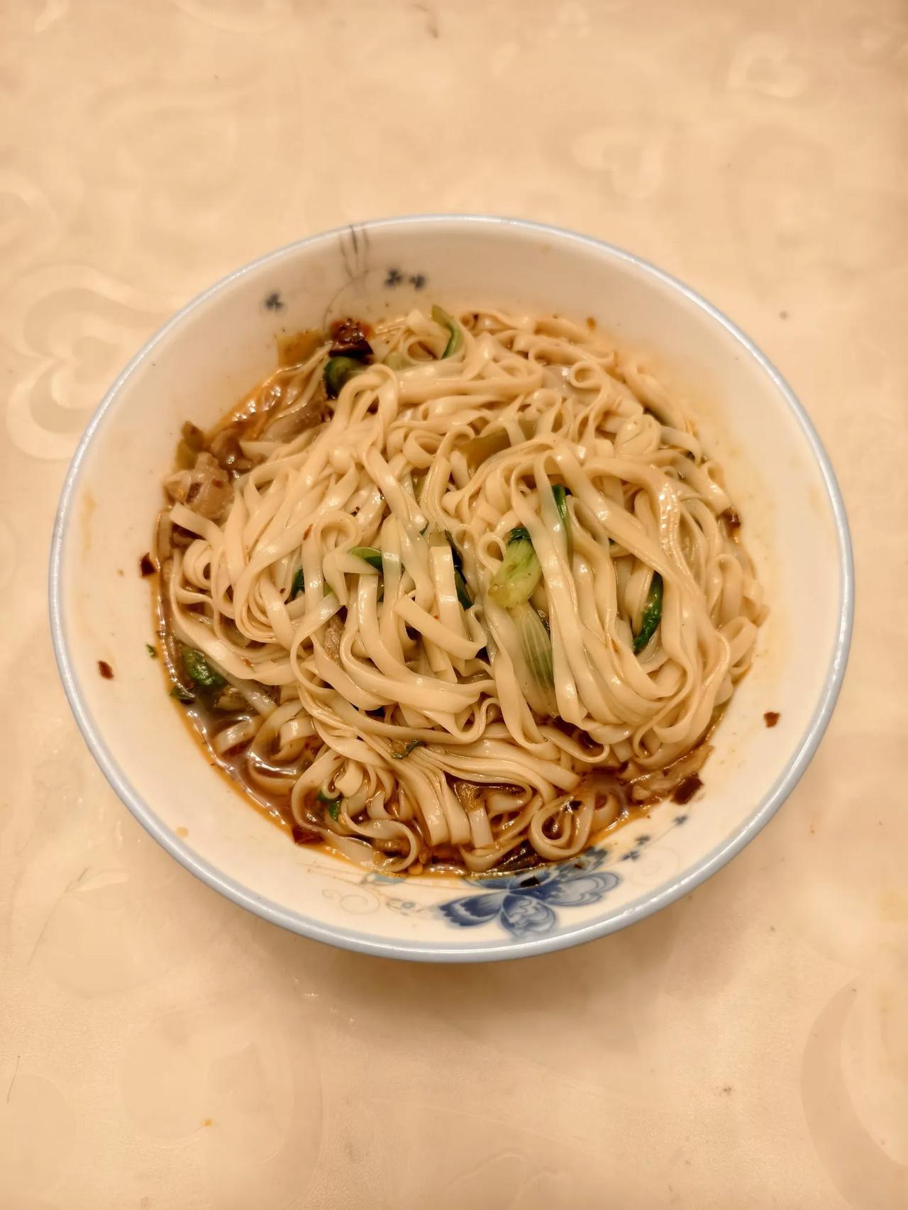 一碗面香
        ——南木子
一碗面香汤虽少，
但有炒肉下面藏。
味道可