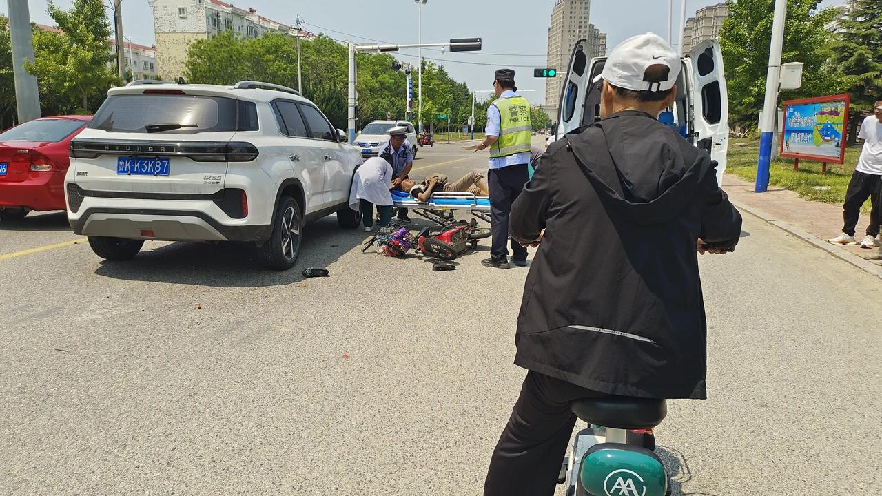 今天在小滩集路口，恋海园岗东一百米发生一起车祸，一辆白色SUV把一位骑电动车的老